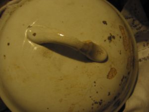 Ceramic lid of a chamber pot