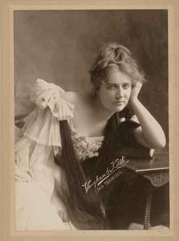Nance O’Neil, date unknown. From the Billy Rose Theatre Collection photograph file, The New York Public Library for the Performing Arts / Billy Rose Theatre Division.